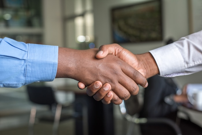 Ondernemer bespreekt een zakelijk krediet met financieel adviseur